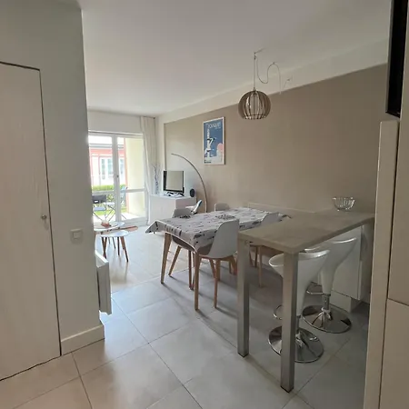 5 Pers Rdc Avec Piscine Tennis Et Parking 60 Lägenhet